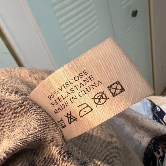 Chicwe Size 1X Open Front V Neck Blouse Blue Floral Stretchy Asymetrical Hem NWT - Picture 10 of 10